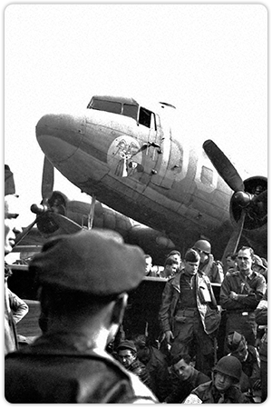 Last minute briefing as crews wait for fog to lift, 18 Sept 1944, invasion of Holland